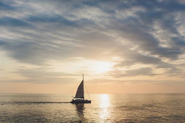 Σκάφος που πλέει με ηλιοβασίλεμα. Holiday lifestyle τοπίο με Skyline ιστιοφόρο και δύο γλάρος. Yachting tourism - θαλάσσια βραδινή βόλτα. Ρομαντικό ταξίδι στο πολυτελές σκάφος κατά τη διάρκεια του ηλιοβασιλέματος της θάλασσας. — Φωτογραφία Αρχείου
