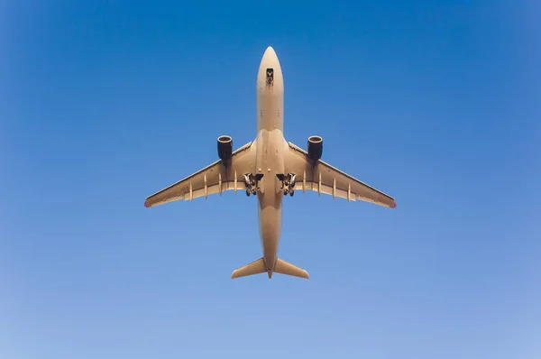 Airplane flying under blue sky and white cloud in Phuket, Thailand. — Stock Photo, Image