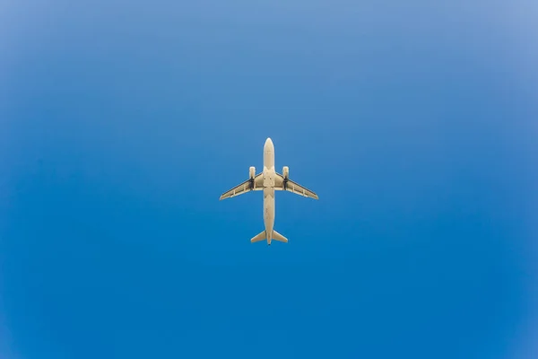 Airplane flying under blue sky and white cloud in Phuket, Thailand. — Stock Photo, Image