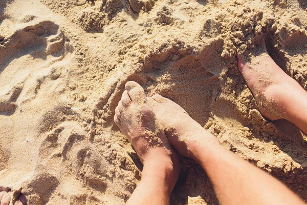 Mulher bronzeada pernas na praia de areia. Conceito de viagem. Pés felizes no paraíso tropical. — Fotografia de Stock