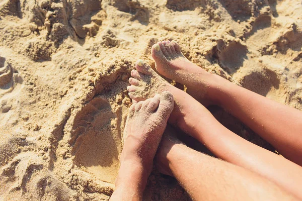 Mulher bronzeada pernas na praia de areia. Conceito de viagem. Pés felizes no paraíso tropical. — Fotografia de Stock