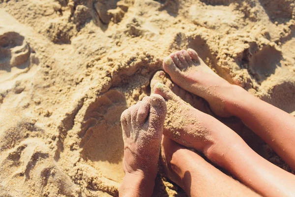 Mulher bronzeada pernas na praia de areia. Conceito de viagem. Pés felizes no paraíso tropical. — Fotografia de Stock