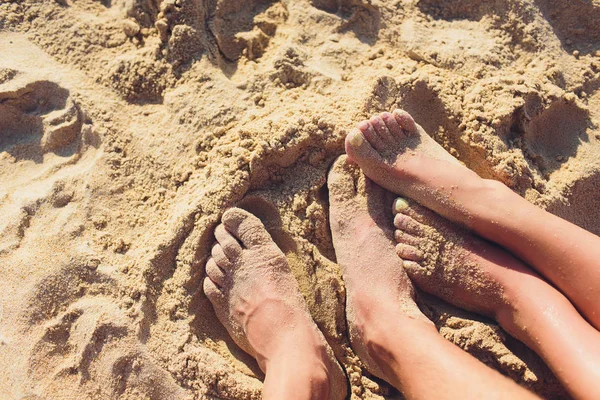 Mulher bronzeada pernas na praia de areia. Conceito de viagem. Pés felizes no paraíso tropical. — Fotografia de Stock