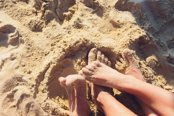 Mulher bronzeada pernas na praia de areia. Conceito de viagem. Pés felizes no paraíso tropical. — Fotografia de Stock