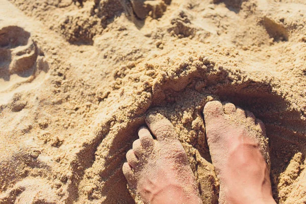 Mulher bronzeada pernas na praia de areia. Conceito de viagem. Pés felizes no paraíso tropical. — Fotografia de Stock