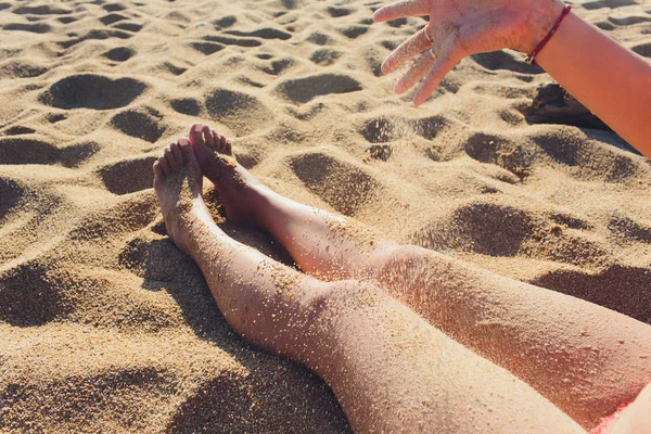 Mulher bronzeada pernas na praia de areia. Conceito de viagem. Pés felizes no paraíso tropical. — Fotografia de Stock