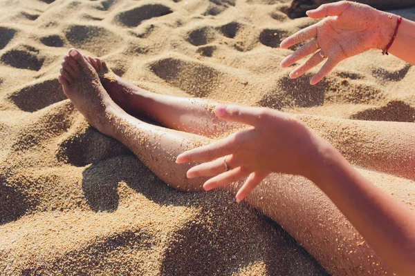 Mujer piernas bronceadas en la playa de arena. Concepto de viaje. Pie feliz en el paraíso tropical. —  Fotos de Stock