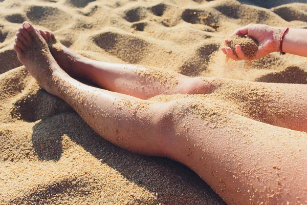 Mulher bronzeada pernas na praia de areia. Conceito de viagem. Pés felizes no paraíso tropical. — Fotografia de Stock