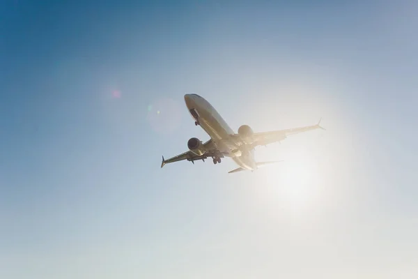 Avión volando bajo cielo azul y nube blanca en Phuket, Tailandia . — Foto de Stock