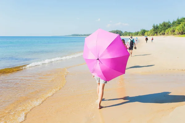 Κορίτσι με ένα πορτοκαλί ομπρέλα στην παραλία. — Φωτογραφία Αρχείου