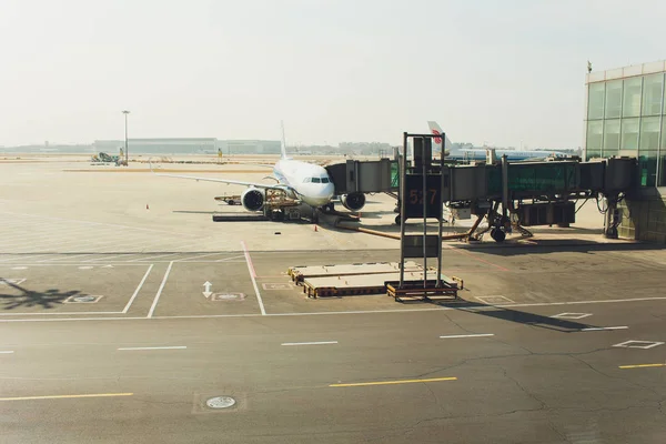 中国北京-2018年10月2日: 飞机停靠在中国上海国际机场. — 图库照片