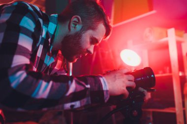 Gimball video SLR, portre ile erkek kameraman.