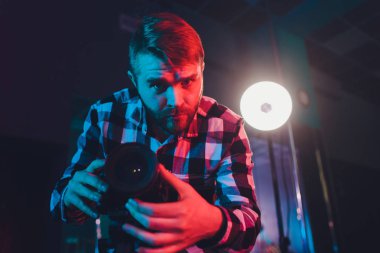 Gimball video SLR, portre ile erkek kameraman.