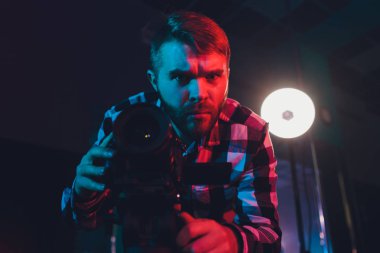 Gimball video SLR, portre ile erkek kameraman.