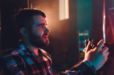 Gimball video SLR, portre ile erkek kameraman.