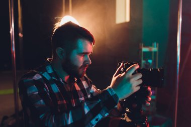 Gimball video SLR, portre ile erkek kameraman.
