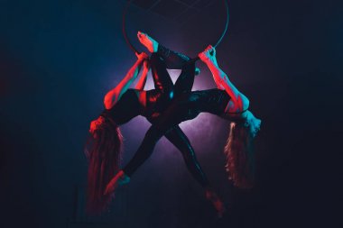 Ringde havadan akrobat. İki genç kız hava yüzük akrobasi unsurları gerçekleştirir.