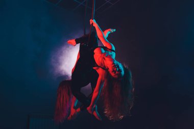 Ringde havadan akrobat. İki genç kız hava yüzük akrobasi unsurları gerçekleştirir.