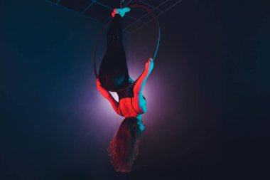 Hava acrobat içinde belgili tanımlık çalmak. Genç bir kız akrobatik öğeleri hava ringde gerçekleştirir..