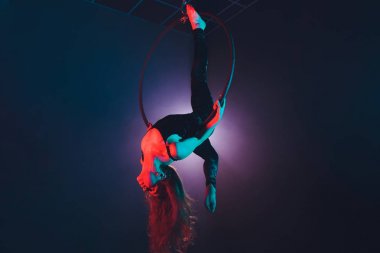 Hava acrobat içinde belgili tanımlık çalmak. Genç bir kız akrobatik öğeleri hava ringde gerçekleştirir..