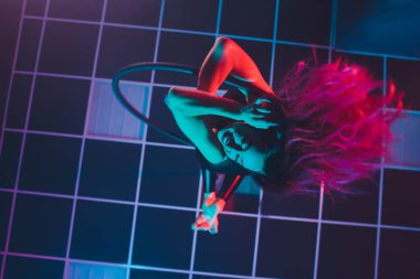 Hava acrobat içinde belgili tanımlık çalmak. Genç bir kız akrobatik öğeleri hava ringde gerçekleştirir..