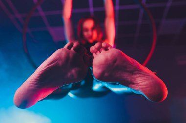 Hava acrobat içinde belgili tanımlık çalmak. Genç bir kız akrobatik öğeleri hava ringde gerçekleştirir..