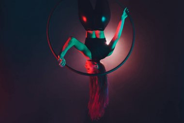 Hava acrobat içinde belgili tanımlık çalmak. Genç bir kız akrobatik öğeleri hava ringde gerçekleştirir..