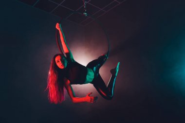 Hava acrobat içinde belgili tanımlık çalmak. Genç bir kız akrobatik öğeleri hava ringde gerçekleştirir..