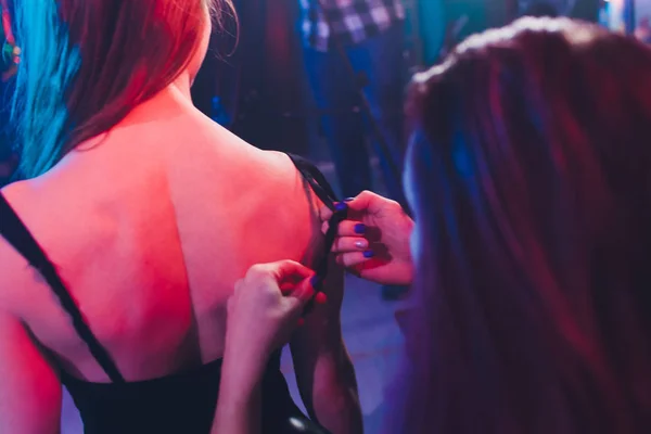 LGBT mulher lésbica casal momentos felicidade coloca sobre as tiras no vestido . — Fotografia de Stock