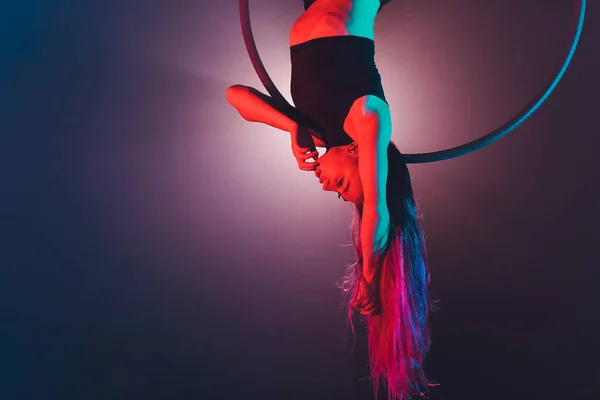 Acrobata aerea sul ring. Una giovane ragazza esegue gli elementi acrobatici nell'anello dell'aria . — Foto Stock