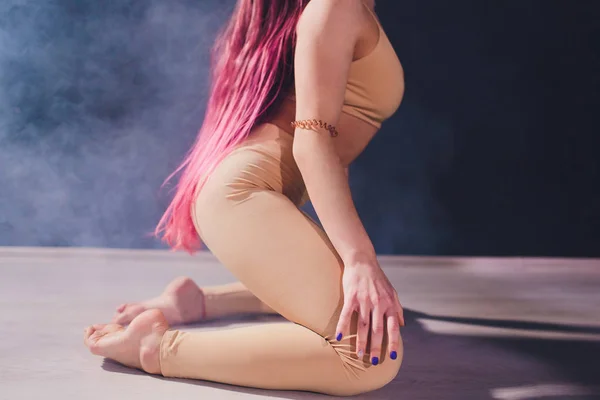 Ένα κορίτσι με ροζ μαλλιά κάνει γιόγκα στο γυμναστήριο.. — Φωτογραφία Αρχείου