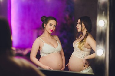 İki hamile arkadaş göbek gösterilen çocukları için bekliyor.