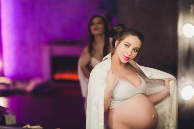 İki hamile arkadaş göbek gösterilen çocukları için bekliyor.