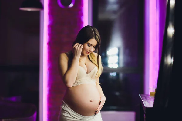 Feliz mujer embarazada atractiva Conceptos de embarazo y familia . —  Fotos de Stock