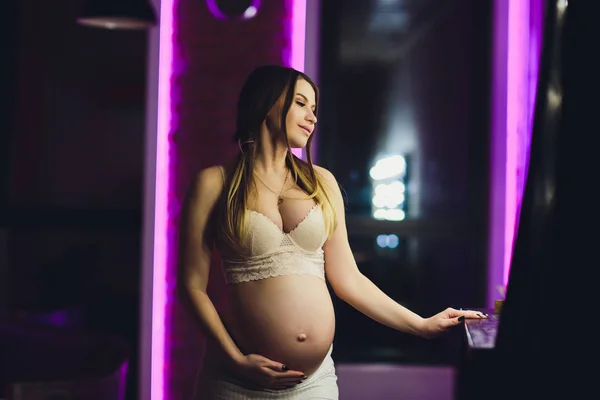 Щасливий Приваблива вагітна жінка Концепції вагітності та сім'ї . — стокове фото