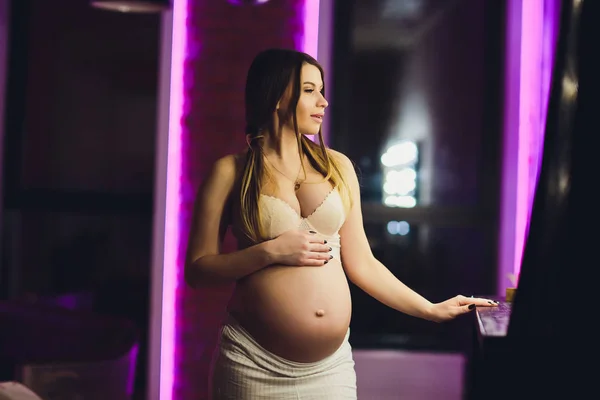 Lycklig attraktiv gravid kvinna begreppen graviditet och familj. — Stockfoto