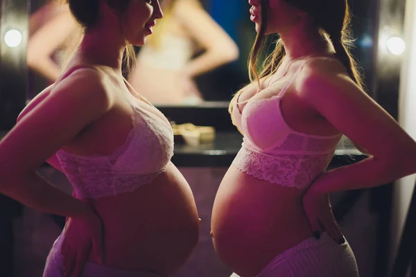 Dwóch przyjaciół w ciąży czeka na swoje dzieci, Wyświetlono brzuch. — Zdjęcie stockowe