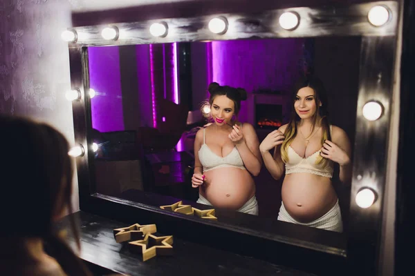 两个怀孕的朋友正在等待他们显示肚子里的孩子. — 图库照片