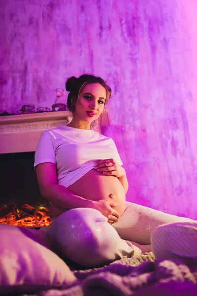 Lycklig attraktiv gravid kvinna begreppen graviditet och familj. — Stockfoto
