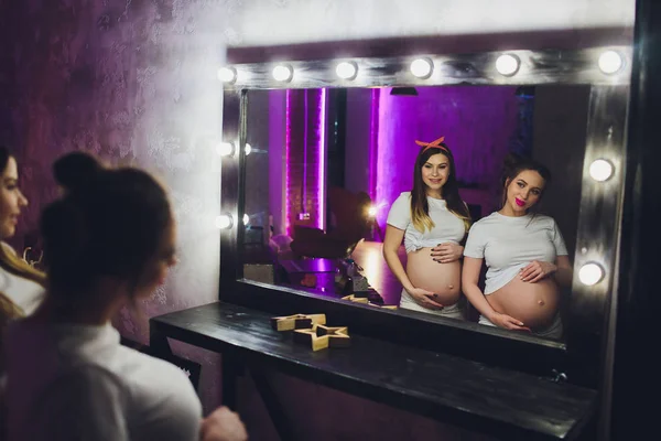 Двоє вагітних друзів чекають на своїх дітей, які показують живіт . — стокове фото