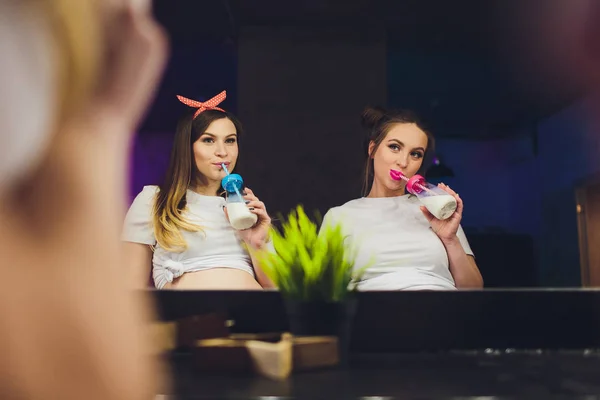 Dos amigas embarazadas están esperando a sus hijos mostrando el vientre . —  Fotos de Stock