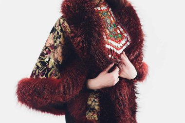 Ulusal Başkir kostümleri. Rusya halkı. Beyaz arka plan stüdyosu üzerinde Tatars.