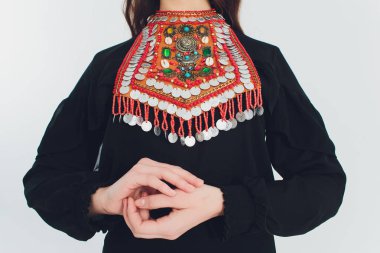 Ulusal Başkir kostümleri. Rusya halkı. Beyaz arka plan stüdyosu üzerinde Tatars.