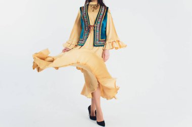 Ulusal Başkir kostümleri. Rusya halkı. Beyaz arka plan stüdyosu üzerinde Tatars.