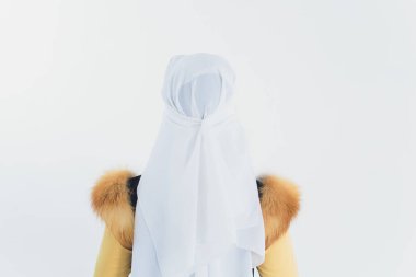 Ulusal Başkir kostümleri. Rusya halkı. Beyaz arka plan stüdyosu üzerinde Tatars.
