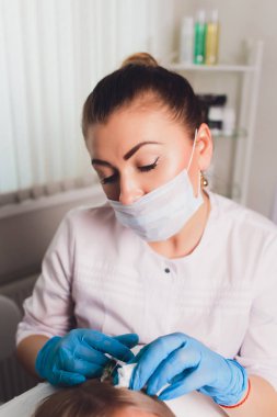 Trombosit zengin plazma enjeksiyon prosedürü. Saç büyüme stimülasyon. PRP tedavisi işlemi.