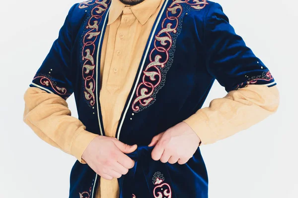 Nationella Basjkiriska kostymer. folken i Ryssland. Tatarer på vit bakgrund Studio. — Stockfoto
