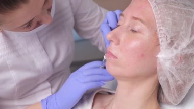 Güzellik kadını botox enjeksiyonları. Botox Hyaluronik kollajen Ha enjeksiyonu ile tedavi. Kozmetik ve güzellik. Kadın Güzellik Salonu. plastik cerrahi Kliniği.