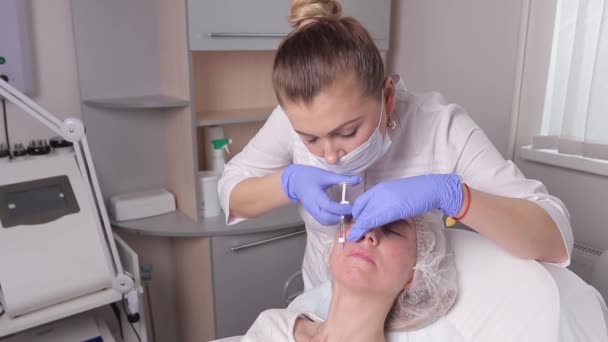 Szépség nő botox injekciót. Kezelés a botox hyaluronic kollagén injekció hektár. Kozmetológiai és a szépség. Nő a szépségszalonban. plasztikai Sebészeti Klinika. — Stock videók