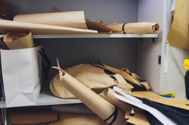 Dikiş Atölyesi'nde terziler masaüstü resmi.